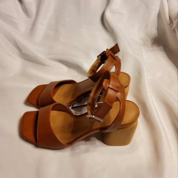 Women's Lauren Heels - Universal Thread" Brown - Picture 7 of 8
